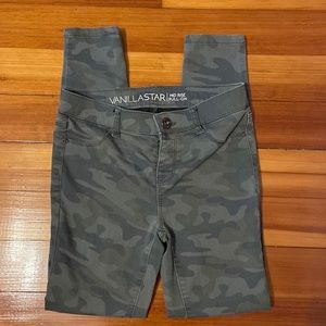 EUC Vanilla Star Mid-Rise Pull On Camo Jeans size S
